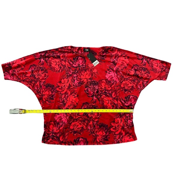 🎩🗝️ NWT $69 Slim Factor Red Floral Top - Runs Large - Picture 5 of 7